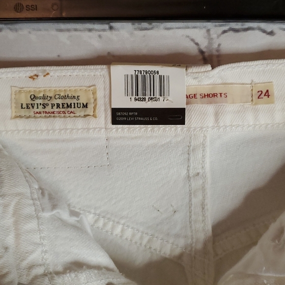 Levi's Ribcage Denim Shorts - Picture 7 of 10